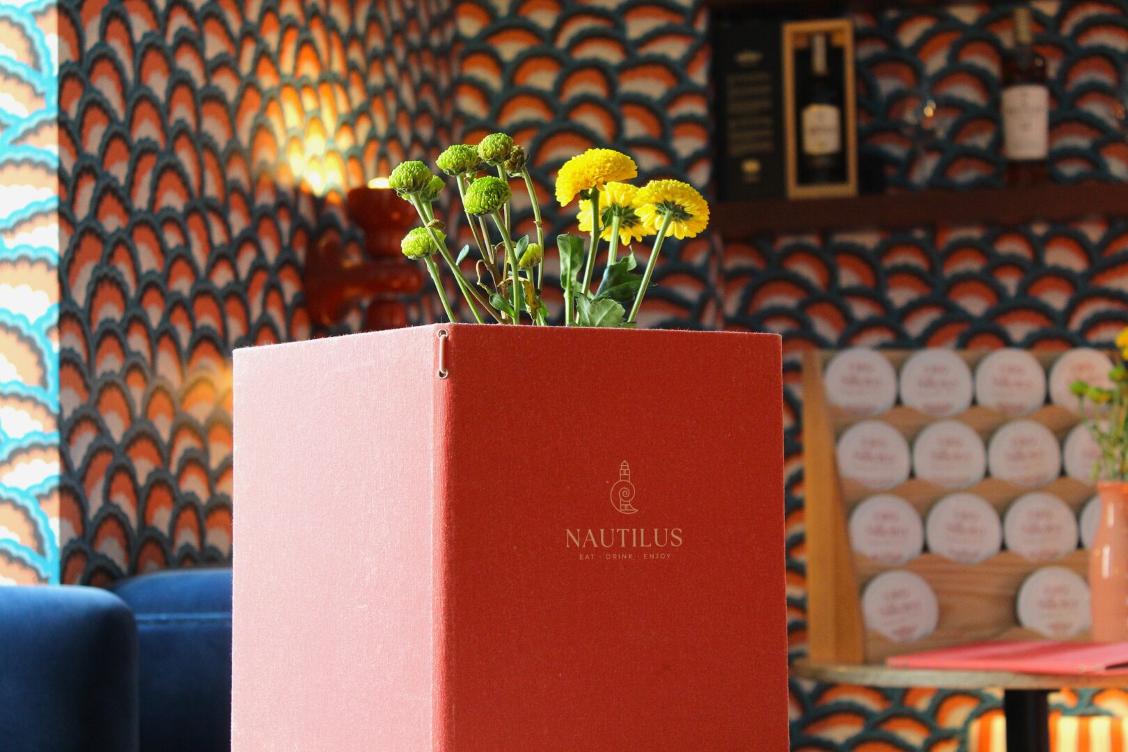 Comedor rojo del Faro Silleiro con diseño boutique y vistas al Atlántico